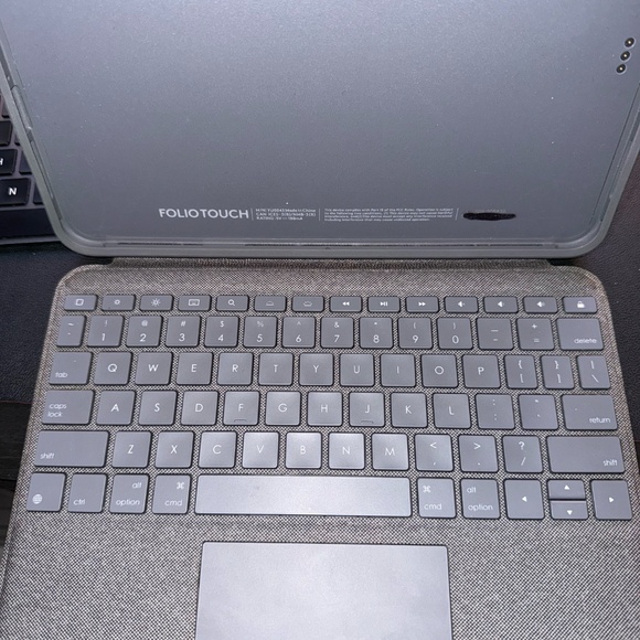 Logitech Folio Touch iPad Keyboard Case with Trackpad - Picture 3 of 7